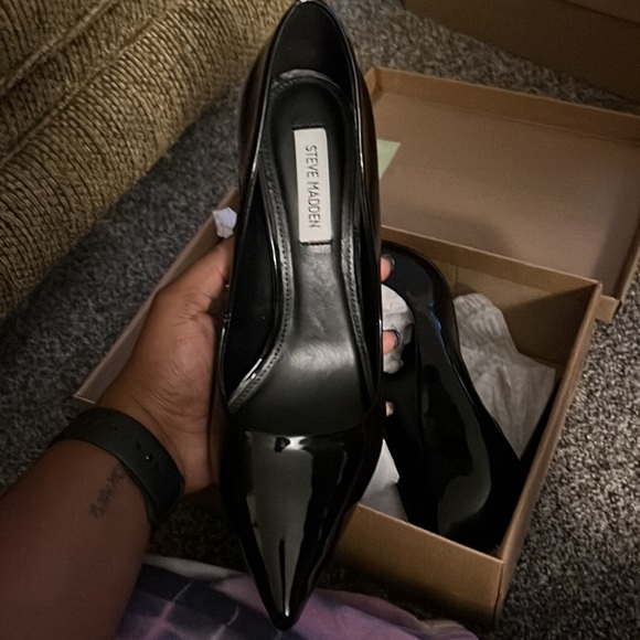 STEVE MADDEN Black Patent Heel. - Picture 3 of 4
